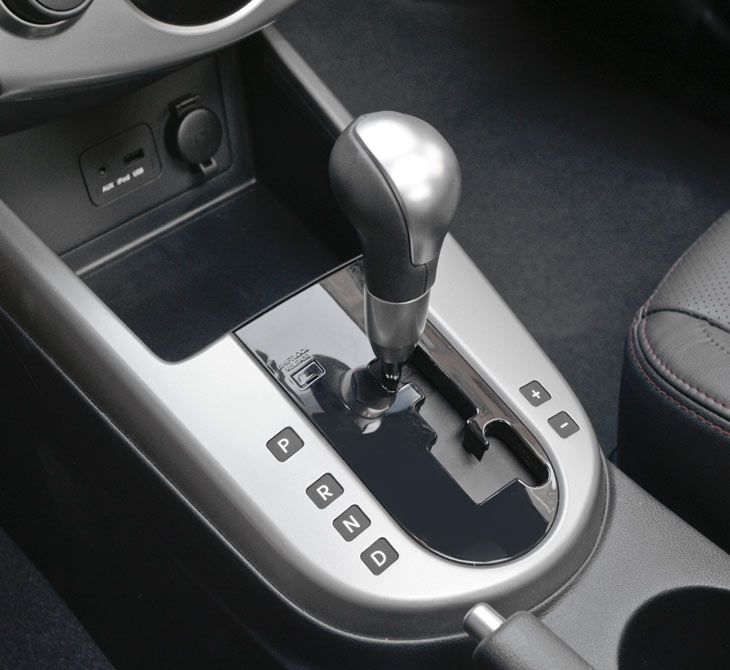 Completa baraja de transmisiones: el Kia Forte Koup llevará cajas manuales y automáticas de entre 4 y 6 velocidades.