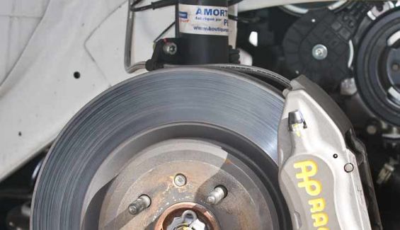 La frenada está más que garantizada por medio de discos de 325 mm con pinzas AP Racing de cuatro bombines en el tren anterior. La frenada está más que garantizada por medio de discos de 325 mm con pinzas AP Racing de cuatro bombines en el tren anterior.