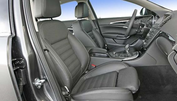El Opel Insignia puede llevar tapicería de cuero y asientos ventilados y calefactables, pero van en otro pack que vale 2.100 euros. El Opel Insignia puede llevar tapicería de cuero y asientos ventilados y calefactables, pero van en otro pack que vale 2.100 euros.