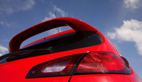 Spoiler deportivo de gran tamaño en la parte trasera del Colt Ralliart. Spoiler deportivo de gran tamaño en la parte trasera del Colt Ralliart.