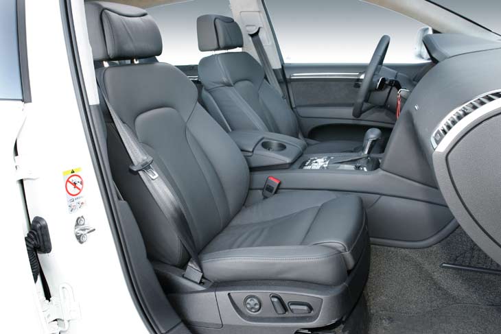 Los asientos delanteros del Audi Q7 6.0 V12 TDI cuentan con todo tipo de reglajes