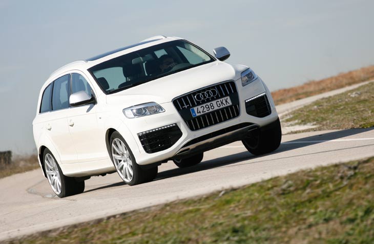Resulta poco menos que increíble cómo se defiende el Audi Q7 6.0 V12 TDI en circuito