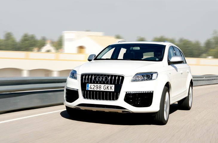 El poderoso frontal y las aletas ensanchadas delatan al Audi Q7 6.0 V12 TDI