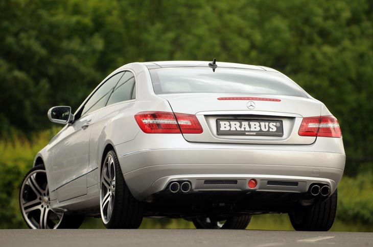 Cuatro salidas de escape y difusor de aire, lo más destacado en la zona trasera del E Coupé de Brabus.