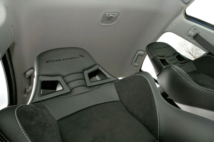 Recaro firma los asientos deportivos de tipo baquet  en el Evo X FA-400.