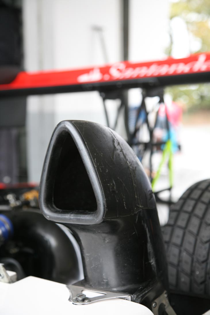 La tobera de admisión de aire para el motor está en la parte izquierda del prototipo.