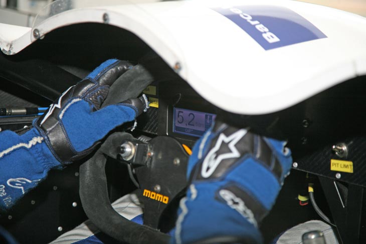 Bajo la cúpula de la carrocería no hay más espacio que el imprescindible para meter las manos y coger el volante.