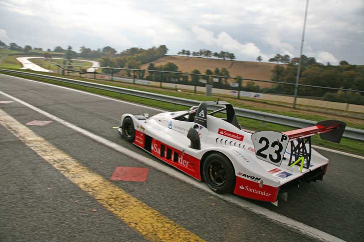 Para entrar en el pit lane es imprescindible pulsar el botón que regula la velocidad porque no hay velocímetro.