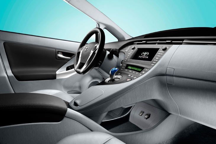 A lo Auris. El nuevo Toyota Prius estrena también una nueva consola central tipo puente.