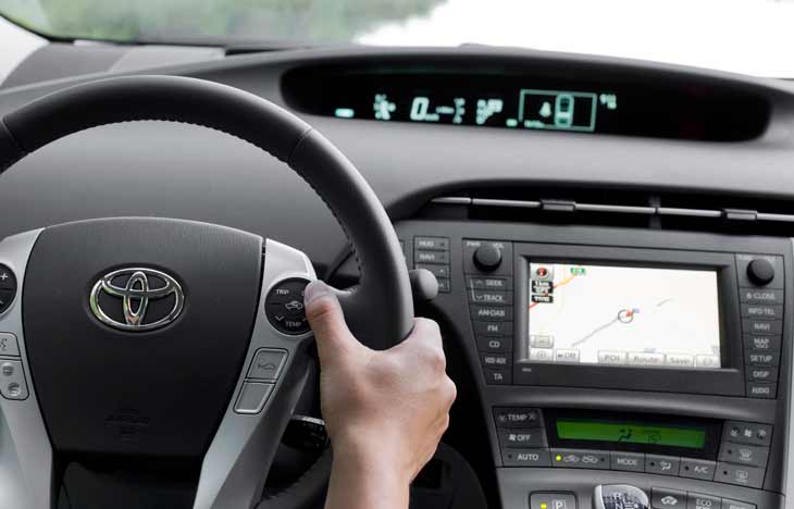 Nuevo sistema en el Toyota Prius de mandos táctiles en el volante, cuyas funciones se sobreimpresionan en la instrumentación.