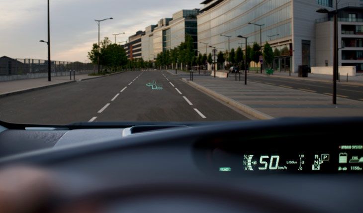 El sistema Head Up Display llega de serie con el nuevo Toyota Prius. Se trata de información referente a la velocidad o a la navegación proyectada sobre el parabrisas.