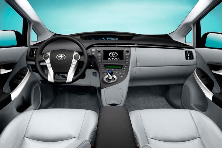 Nuevas pantallas de información, más huecos de almacenamiento y una palanca sobreelevada de cambio. El nuevo Toyota Prius gana en ergonomía.