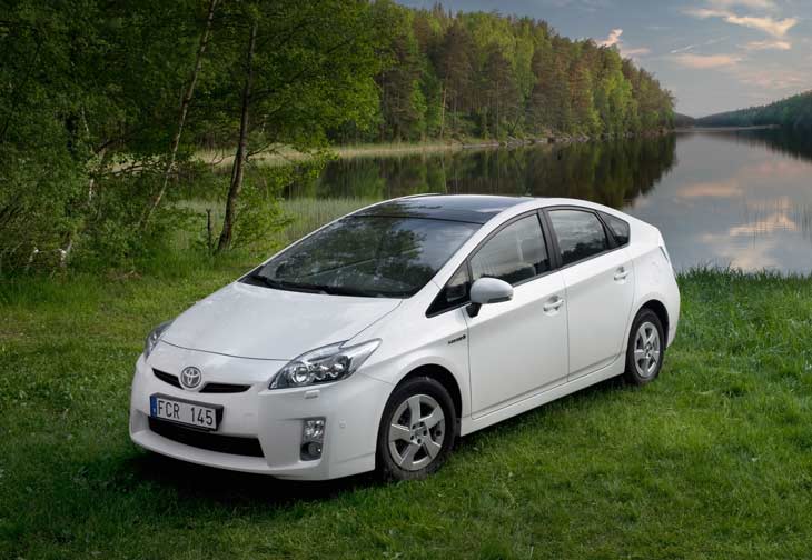 Bueno, algo más bonito... y mucho más barato. El Toyota Prius rebaja sensiblemente sus precios. Parte de 21.700 euros.