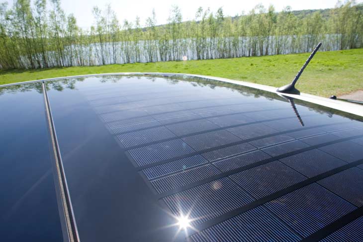 En opción, el nuevo Toyota Prius puede equipar un techo panorámico con paneles fotovoltaicos para convertir la energía solar en electricidad.