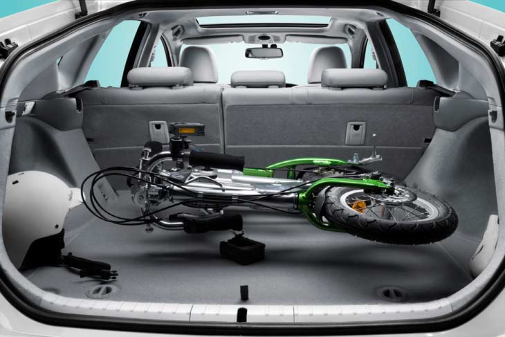 Con un tamaño más compacto de baterías y una mayor anchura, el maletero del nuevo Toyota Prius mejora en 30 litros su capacidad de carga.