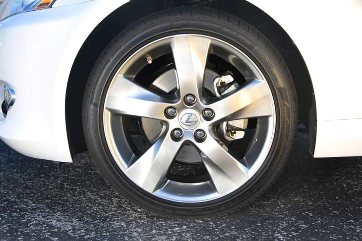 Llantas de serie en 18 pulgadas en el Lexus IS 250C
