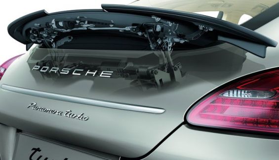 En el Panamera Turbo el alerón modifica su tamaño y superficie en función de la velocidad En el Panamera Turbo el alerón modifica su tamaño y superficie en función de la velocidad