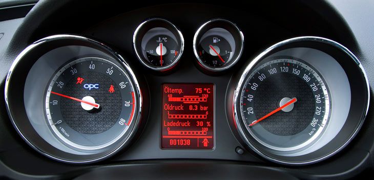 En el completo ordenador de viaje del Opel Insignia OPC podemos ver la presión del turbo y la temperatura del aceite del motor y de la transmisión.