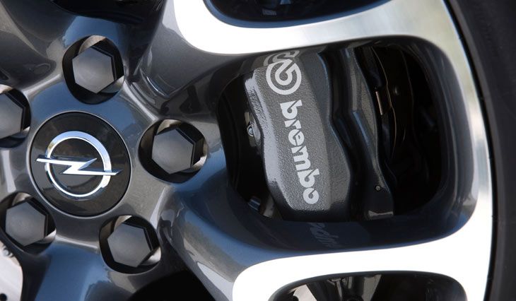 Los frenos delanteros del Opel Insignia OPC son Brembo de 4 pistones. Son 2,5 kg más ligeros que los convencionales.