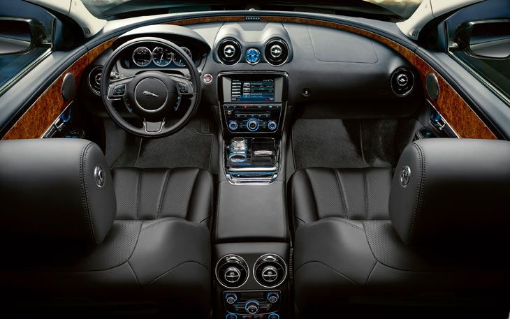 Jaguar XJ: madera, acabados en piel... el lujo sigue estando presente en la berlina inglesa.