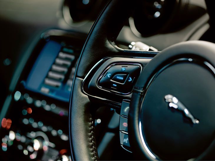 Jaguar XJ: volante multifunción para manejar las múltiples tecnologías.