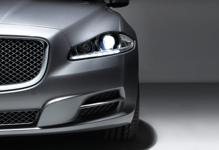 Jaguar XJ: luces LED en los faros delanteros.