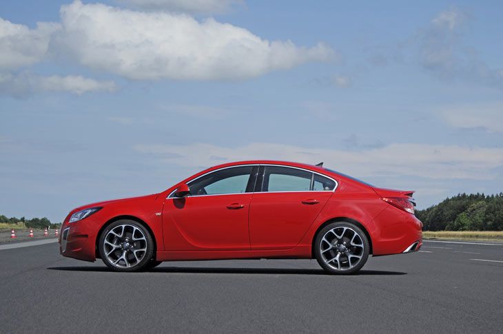 El perfil del Opel Insignia OPC cuenta con una marcada línea de estilo coupé