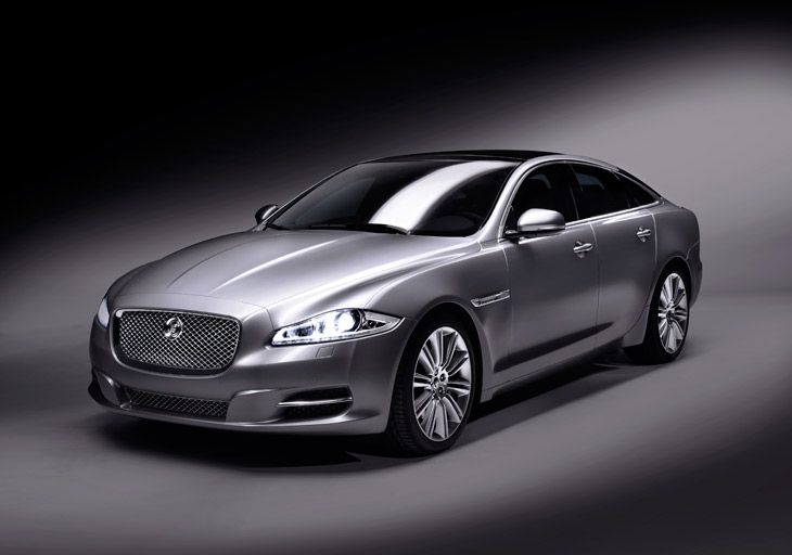 Jaguar XJ: su zona delantera adopta parte de las líneas estéticas del XF.