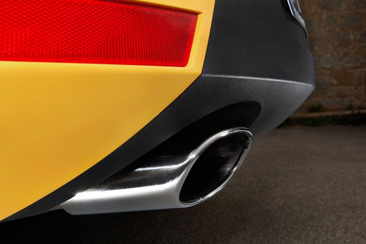 El nuevo León Cupra estrena nuevo escape en acero pulido.