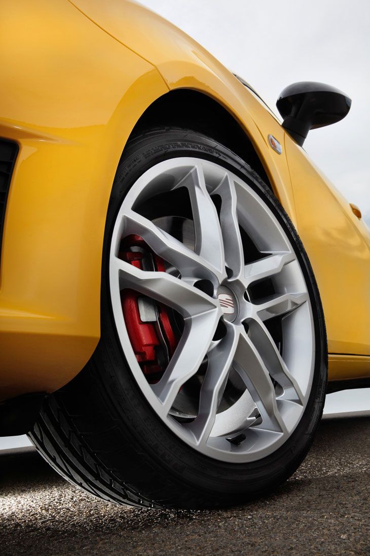 El León Cupra incorpora discos delanteros ventilados de mayores dimensiones que el resto de la gama.