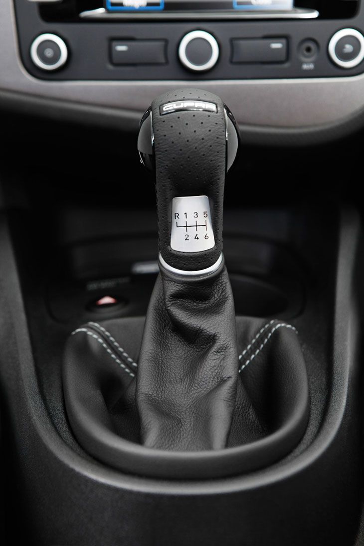 El potente 2.0 TSI se asocia a una caja manual de 6 velocidades.