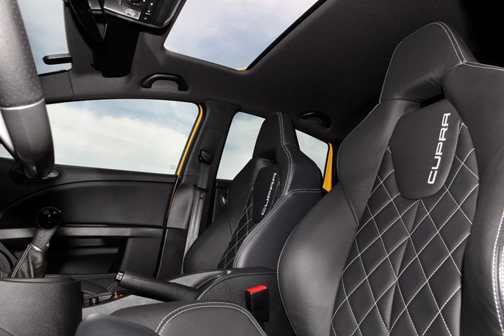 El negro preside el interior del nuevo Leon Cupra.
