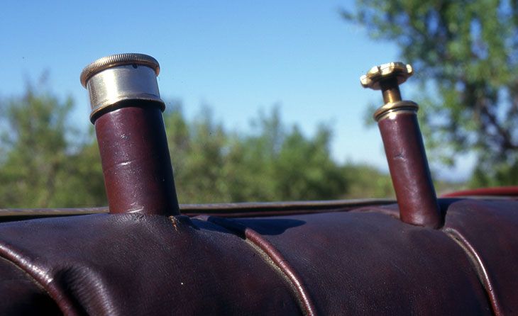 Del respaldo del asiento asoman la boca y la llave de un depósito de combustible auxiliar.