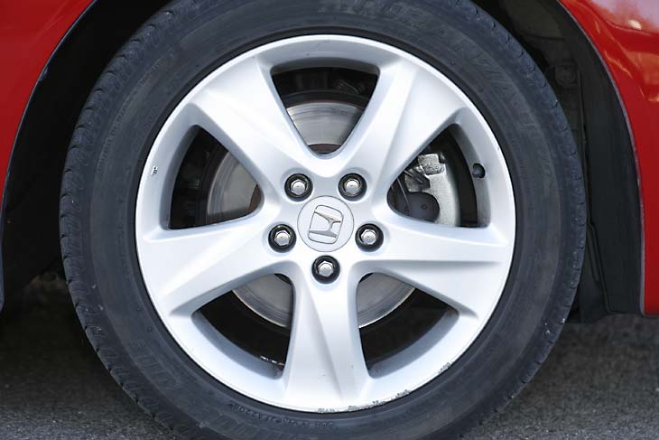 Llantas de aleación del Honda Accord.