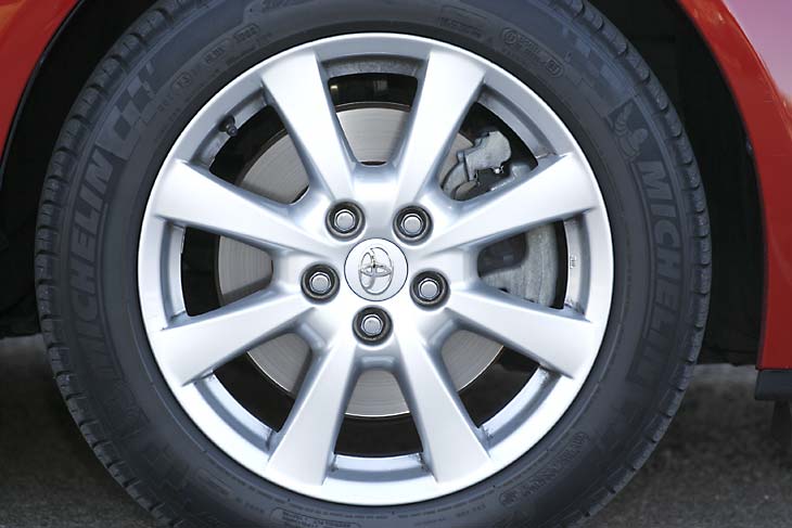Llantas de aleación del Toyota Avensis.