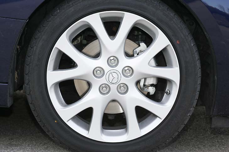 Llantas de aleación del Mazda 6.