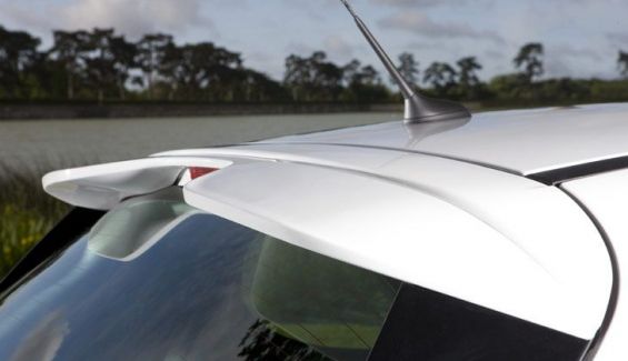 Las mejoras aerodinámicas del 99 g incluyen un spoiler trasero. Las mejoras aerodinámicas del 99 g incluyen un spoiler trasero.