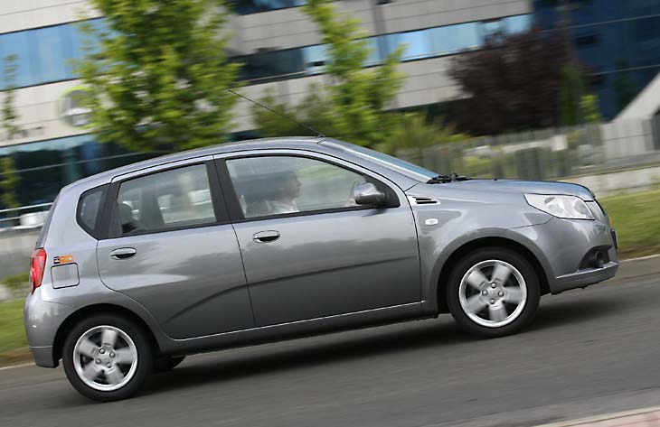 Chevrolet Aveo 1.2 GLP, sus dimensiones le permiten desenvolverse sin problemas por zonas urbanas