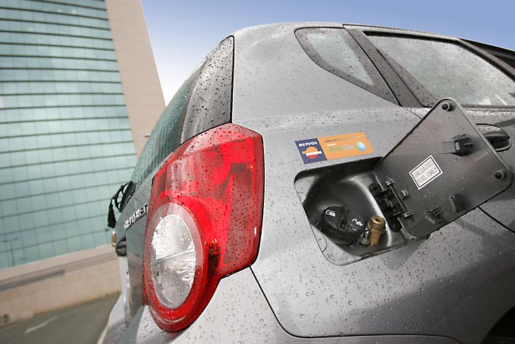 Chevrolet Aveo 1.2 GLP, bajo el tapón de la gasolina está la boquilla del gas licuado