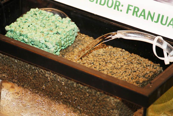El asfalto permeable de Ecocreto permite filtrar el agua para su posterior reutilización.