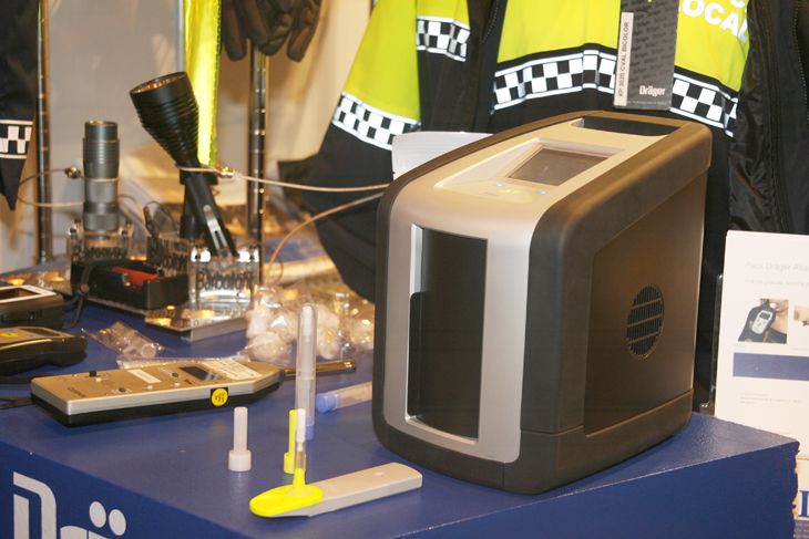 Drüger y su detector de sustancias estupefacientes en Trafic 2009.