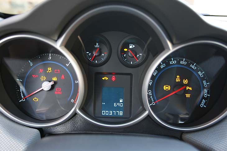 Chevrolet Cruze 2.0D LS vs Citroën C4 1.6 HDI 4p