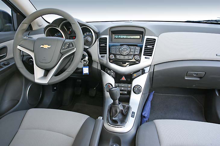 Chevrolet Cruze 2.0D LS vs Citroën C4 1.6 HDI 4p