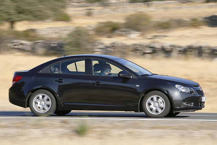 Chevrolet Cruze 2.0D LS vs Citroën C4 1.6 HDI 4p