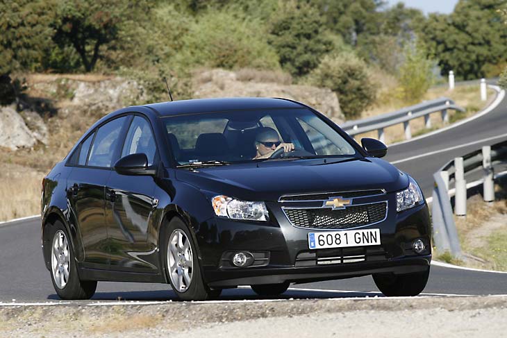 Chevrolet Cruze 2.0D LS vs Citroën C4 1.6 HDI 4p