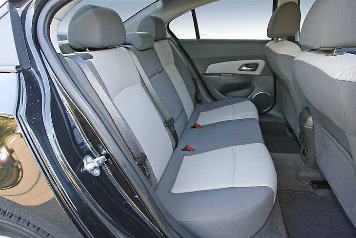Chevrolet Cruze 2.0D LS vs Citroën C4 1.6 HDI 4p
