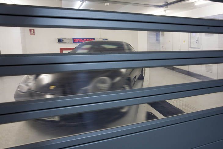 El robot inteligente de este aparcamiento robotizado extrae nuestro coche cómodamente.
