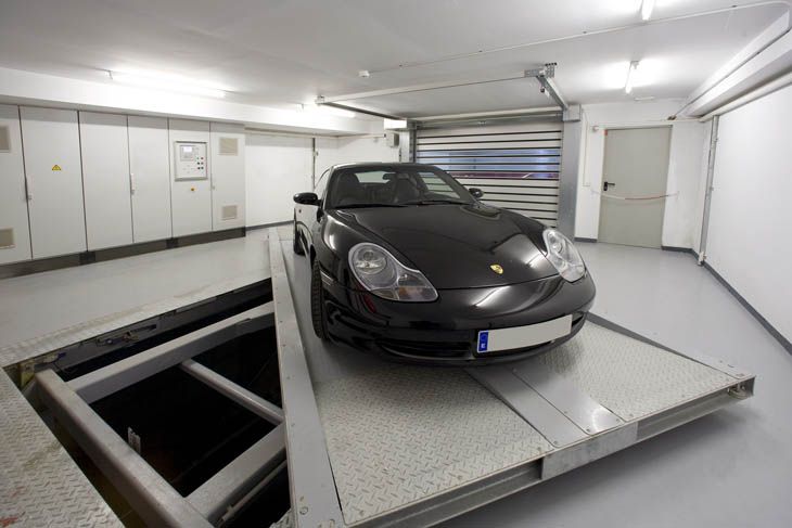 La plataforma de entrada gira para introducirse en esta especie de 'almacen de coches'.