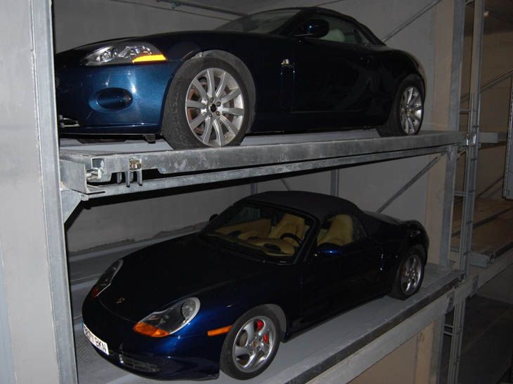 El aparcamiento robotizado coloca los coches en una especie de estantería gigante.