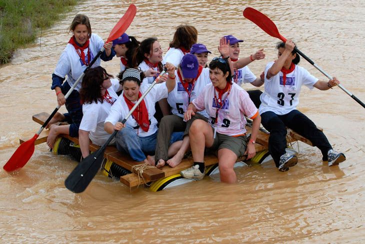 Cruzar un río con una balsa construida por nosotras, el disfrute de la aventura..